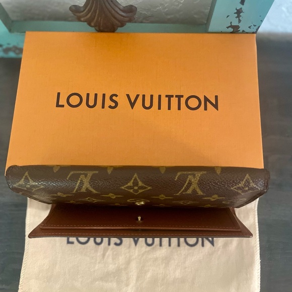Louis Vuitton International Wallet - Picture 14 of 15